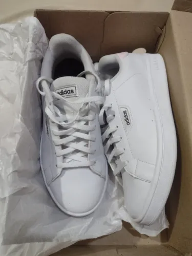 Par de tênis Adidas,
