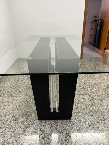 Vendo mesa com tampo de vidro - 2,00 X 0,90. R$1.000,00.