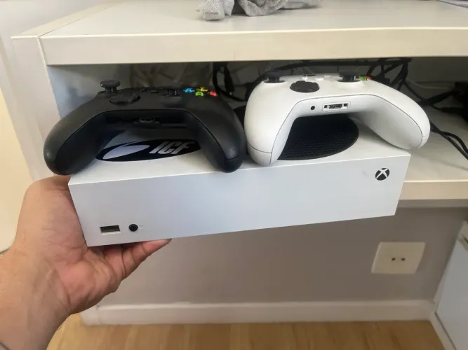 Xbox Séries S com 2 controles e jogo FC26
