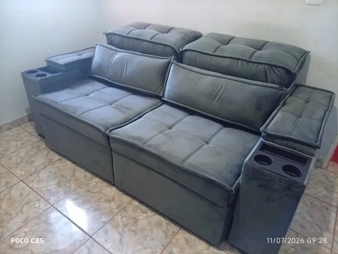 Sofá Bariloche retrátil e reclinável com porta-copos tecido veludo