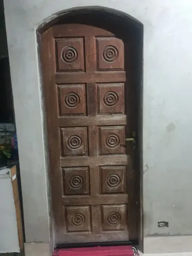 Porta de madeira maciça