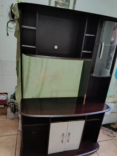 Estante, padrão mogno, bem conservada