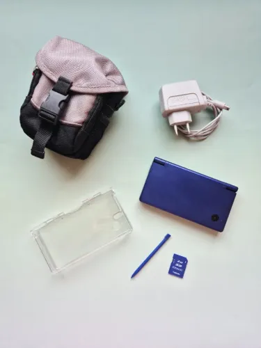 Nintendo DSi (Azul) Metalic Blue + Cartão SD 2Gb Lotado de Jogos