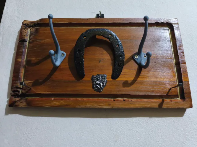 Placa decorativa com ferradura e suporte e Chaves