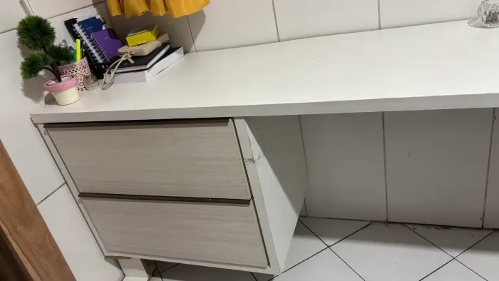 Escrivaninha /bancada com gaveteiro