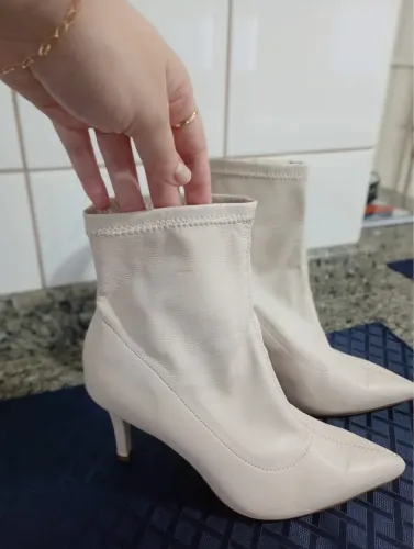 Bota bico fino branca cano baixo - Nova