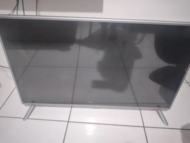 TV LG LED 42LY340C tela rachada para retirada de peça(NAO ENTREGO RETIRADA EM RESIDENCIA)