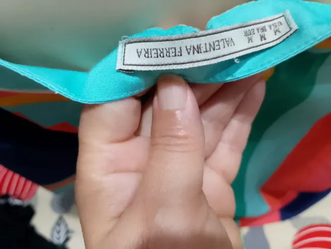 Blusa estampada valentina ferreira e mais uma camisa e uma blusinha de alça