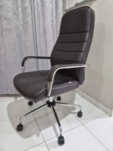 Cadeira de Escritório (Estofada e Aço) 