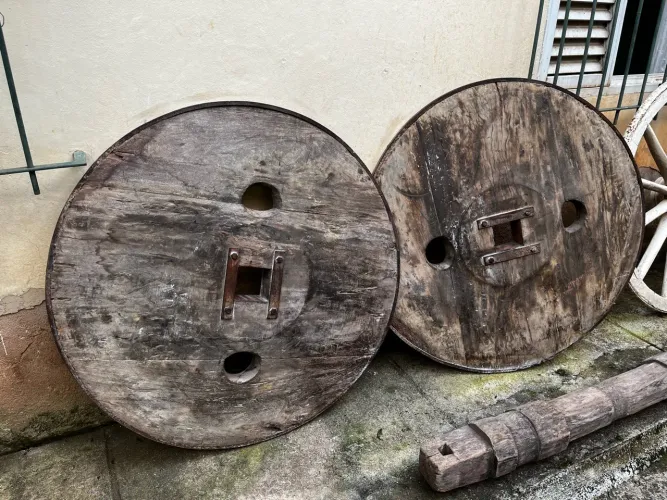 Rodas de carro de boi e carroça. Ler o anúncio por favor.