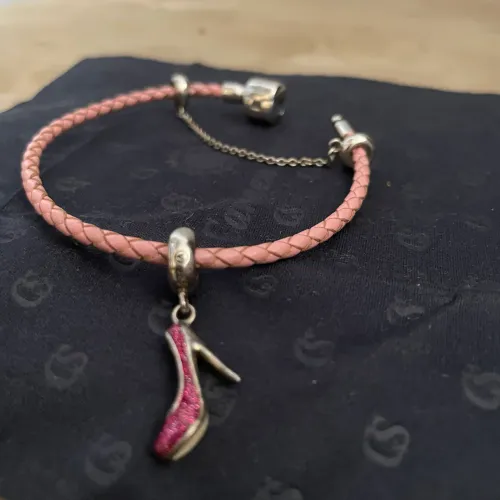 Pulseira trançada e pingente vivara