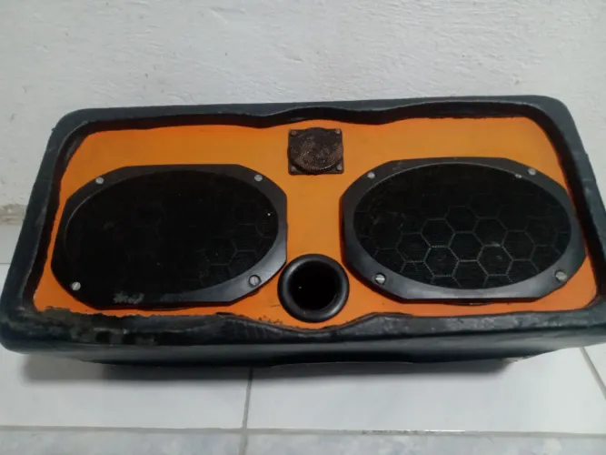 Caixa de som automotivo