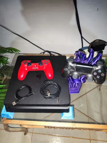 Ps4 slim 1 tera mais 2 controles 1 original 1 paralelo, suporte do ps4 e controle