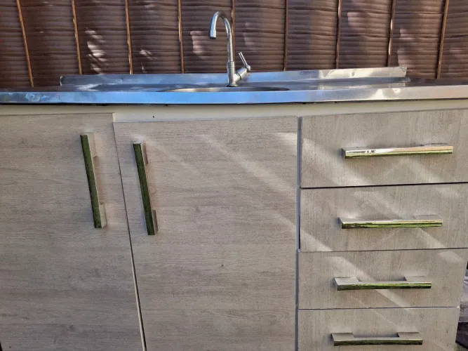 Balcão com pia inox, torneira e sifão instalados