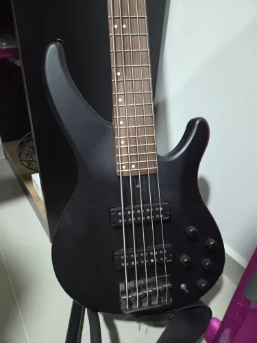 Baixo 5 cordas yamaha