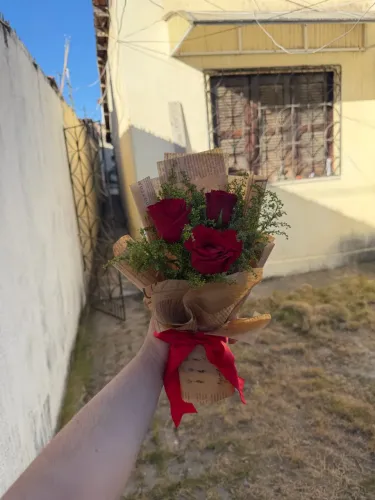 Buquê 3 rosas naturais pronta entrega 