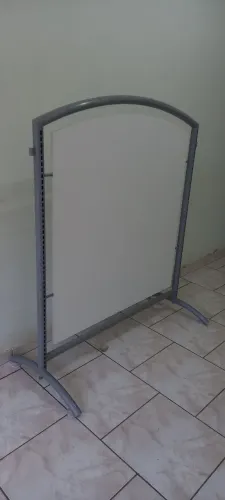 Araras De Roupas Com Apoio De MDF Para Loja($cada)