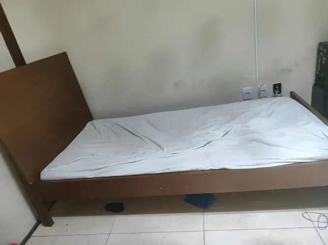 Cama de solteiro de madeira
