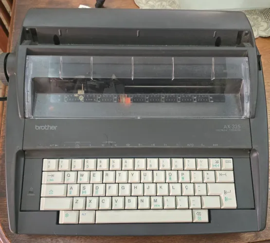 Máquina de escrever Brother AX 325