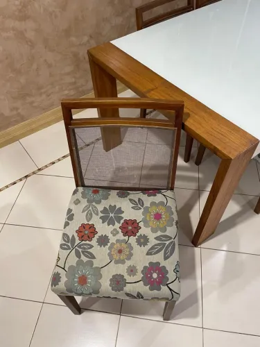 MESA DE JANTAR EM ÓTIMO ESTADO