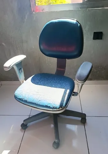 Doação de Cadeira de Escritório Azul