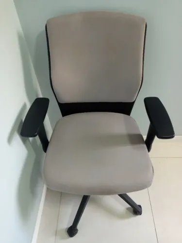 Cadeira de escritório giratória com ajuste de altura e inclinação