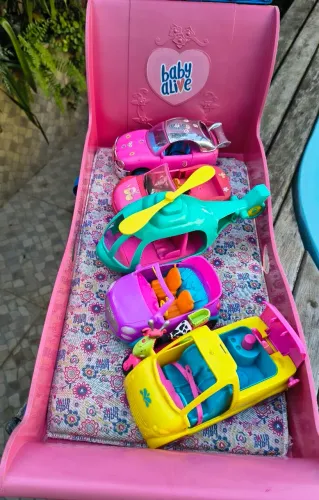 Vendendo cada carrinho, moto Polly, por R$15,00 cada. E cama Baby Alive, por R$50,00