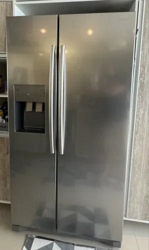 Geladeira Samsung side by side 501L, dispenser de água e gelo na porta. Muito econômica. 