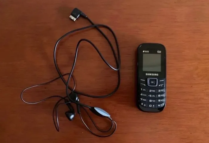 celular samsung keystone 2 e1200 e fone de ouvido 