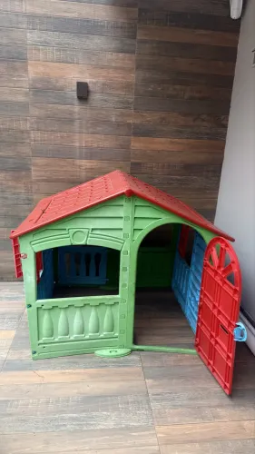 Casinha,  com iluminação, de brincar para criança interna