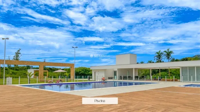 Casa com 5 Dormitórios e Piscina - Ratones