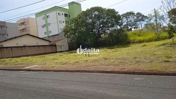 Terreno disponível para venda no bairro Aclimação em Uberlândia-MG