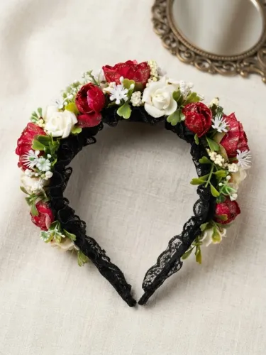 Tiara Estilo Alemão com Rosas Vermelhas, Flores Brancas e Renda Preta