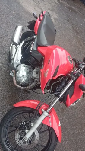 Vende-se fan 160 . Único dono . 2 pneus novos trocados . 16000 mil pra sair ..