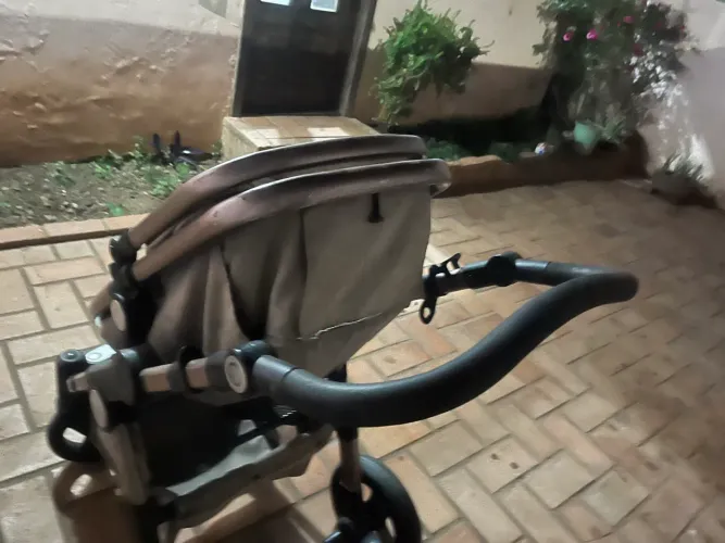 Carrinho de bebê e bebê conforto