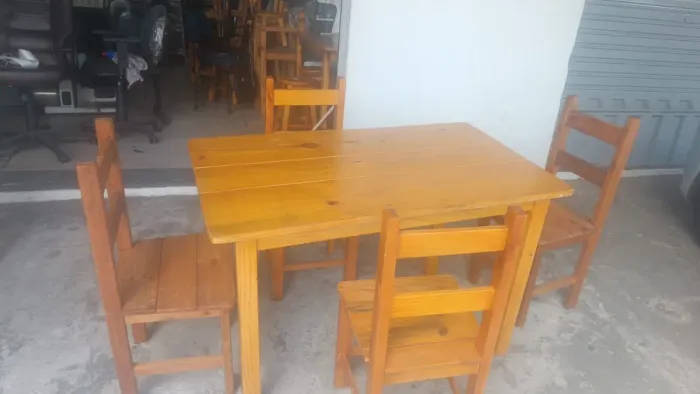 Mesa retangular c/ 4 cadeiras de pinus