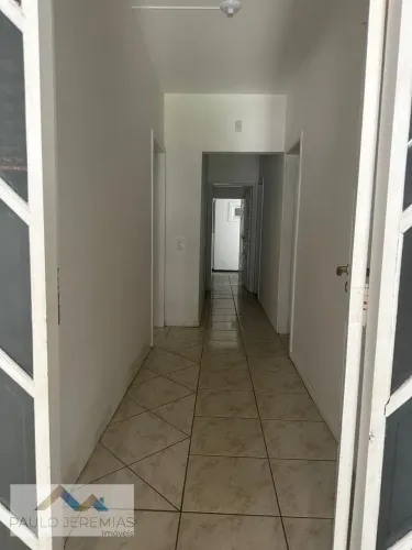 Casa para locação em Barreiros, São José: 250m², 6 dormitórios, 1 suíte, 4 banheiros. Alug