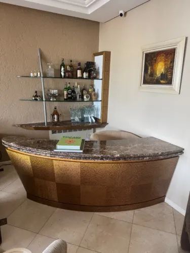 Mesa de bar com instante no fundo
