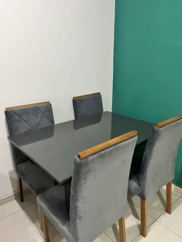 Mesa de tampo de vidro com 4 cadeiras