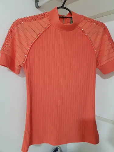 Blusa elastano com brilho e pérolas cor coral tamanho (P)