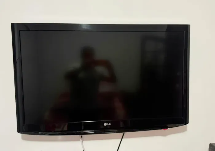 TV LG 42LH30FR bem conservada