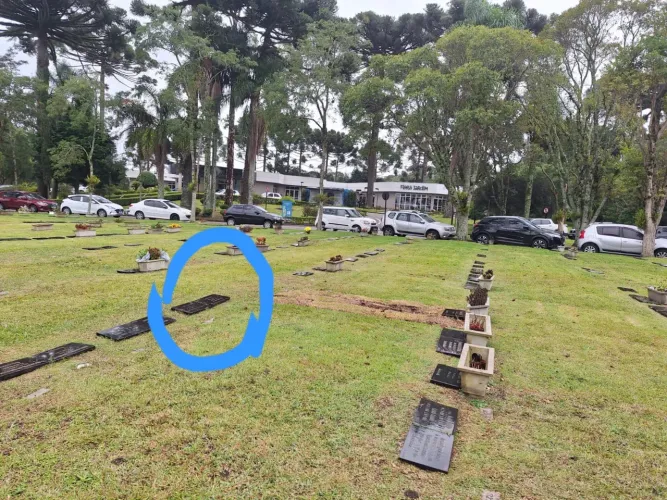 Jazigo no Cemitério Jardim da Saudade (Pinhais - PR)
