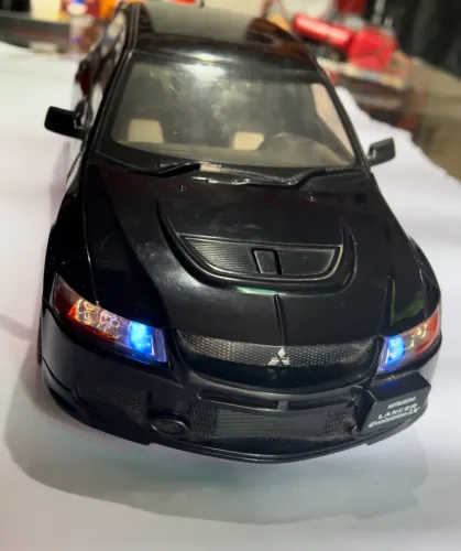 Transforme colecionável em miniatura do Mitsubishi Lancer