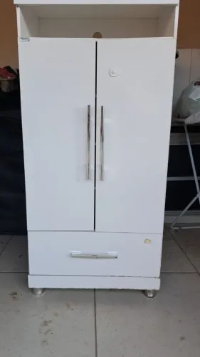 Armário multiuso com 2 portas e uma gaveta