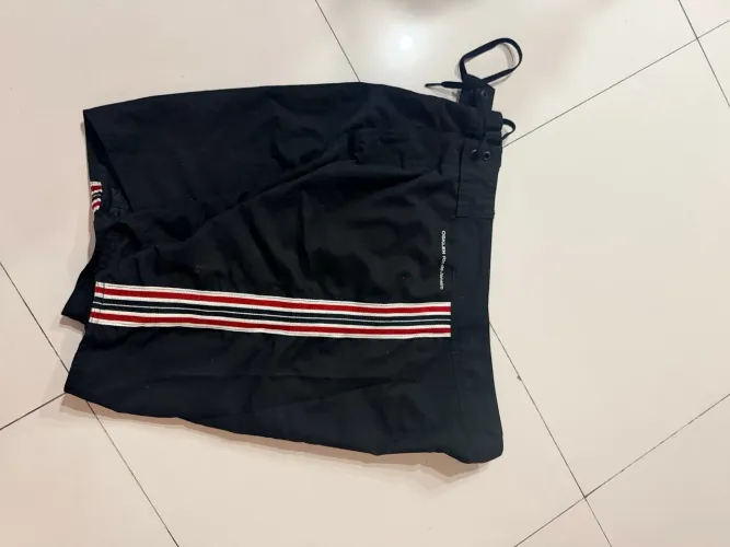 Bermuda Osklem original tamanho 42, usada 2x, nova sem detalhes.