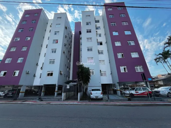 Apartamento semimobiliado de 02 quartos para locação no bairro Barreiros