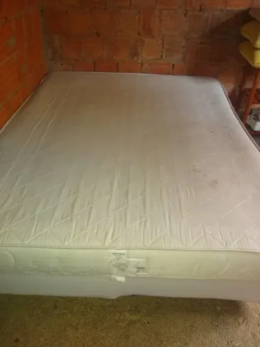 Cama Queen (com marcas de uso )