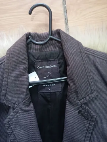 Paletó usado Calvin Klein L com uma mancha de Sol no ombro 