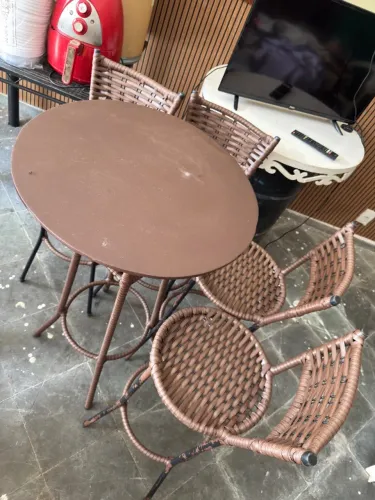 Mesa bistrô com 4 banquetas