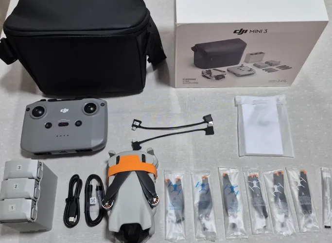 Drone DJI Mini 3 Sem tela Fly More Combo 4K 3 baterias